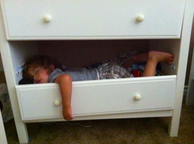 30 доказательств того, что дети могут спать где угодно и как угодно 51