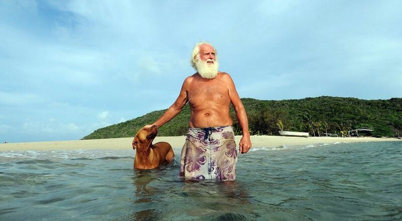 История разорившегося миллионера, который коротает дни на необитаемом острове с манекеном и собакой 31