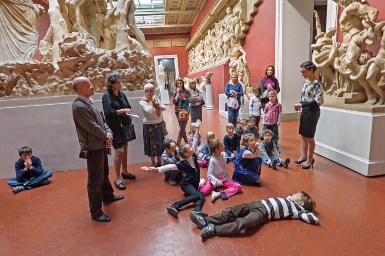 15 ярких доказательств того, что дети и музеи просто несовместимы 61