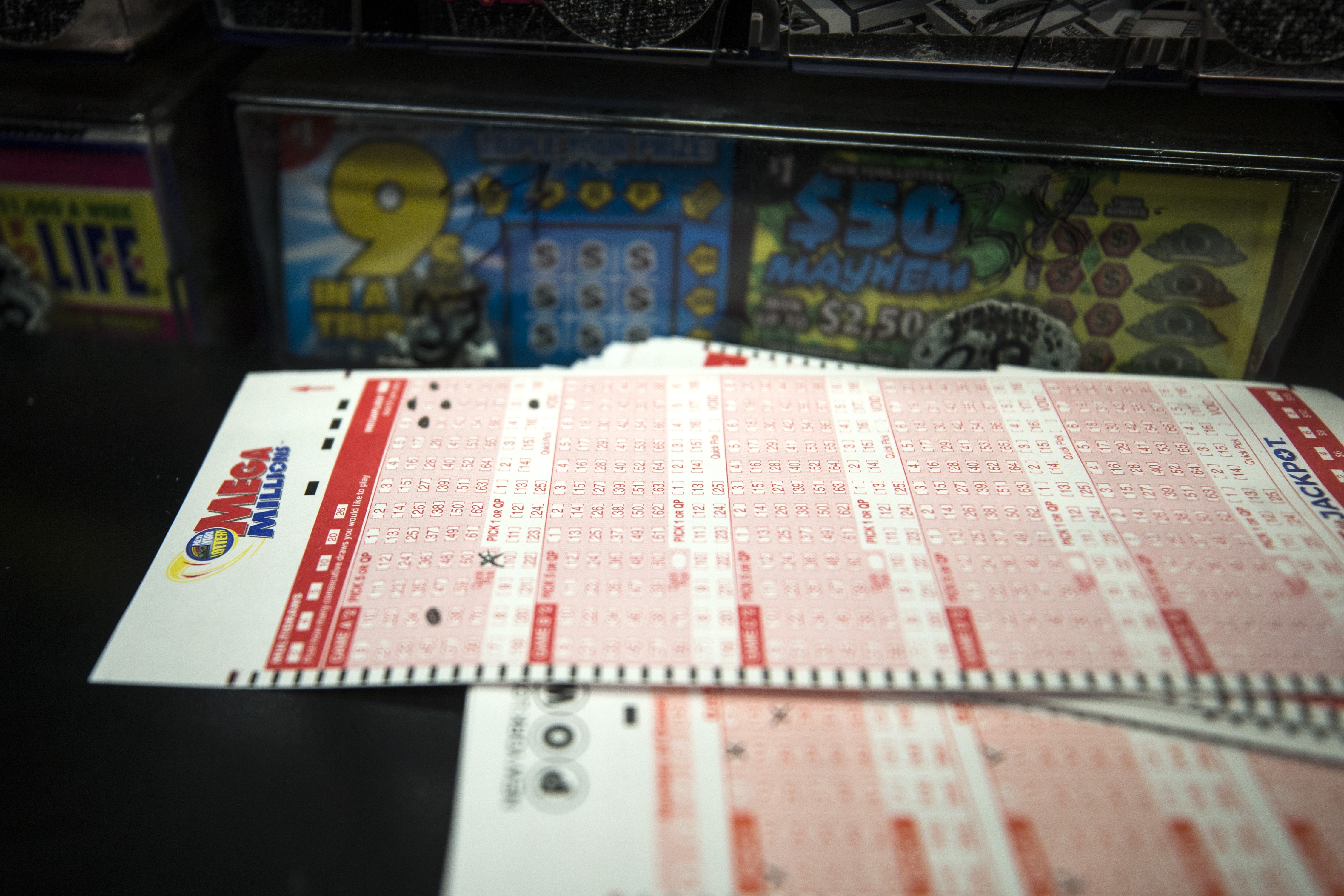 Американец, выигравший $273 миллионов долларов в лотерею, забыл билеты на кассе 12