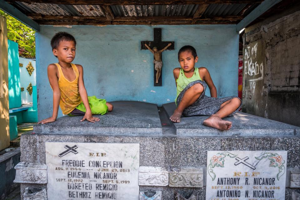 Быт и особенности филиппинских деревенских людей, которые живут на кладбище 48