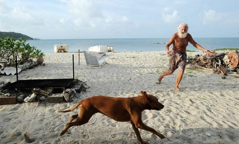 История разорившегося миллионера, который коротает дни на необитаемом острове с манекеном и собакой 34