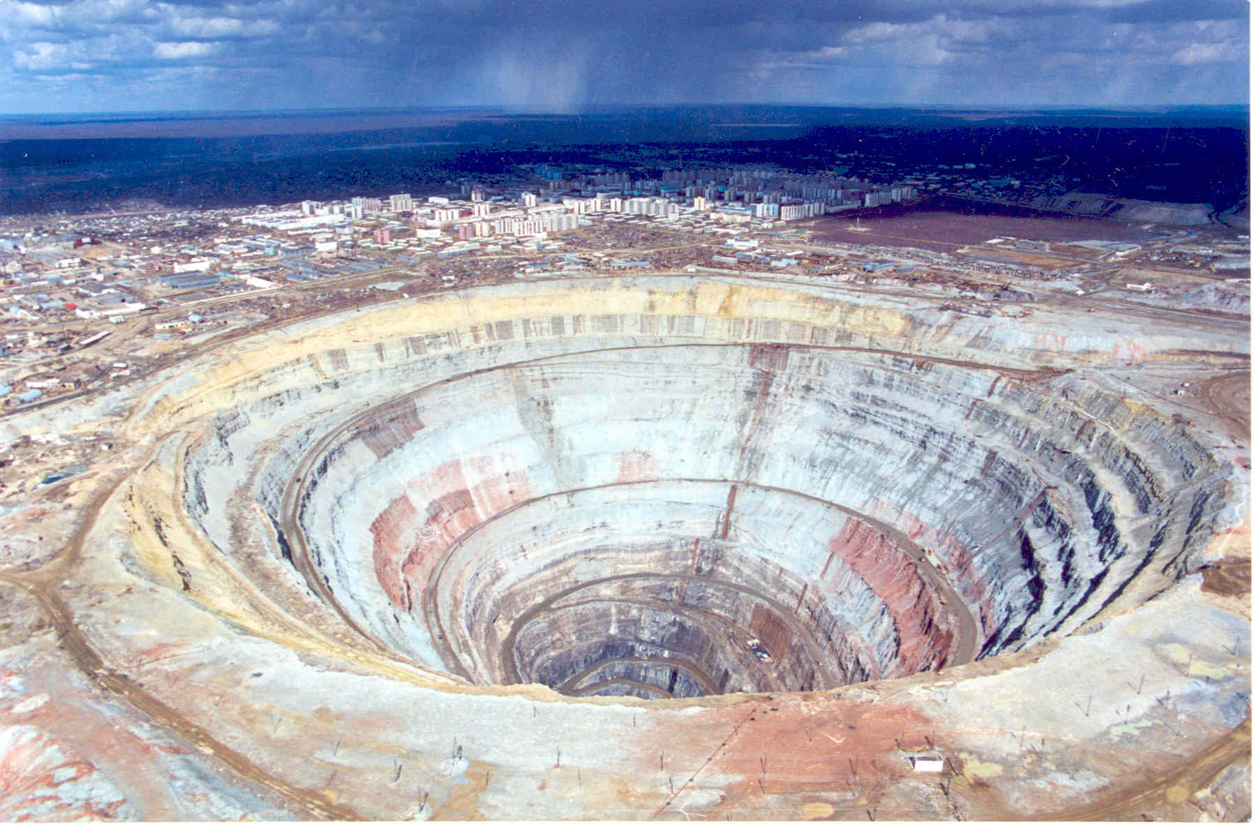 Алмазная шахта в городе Мирный — место, где даже вертолетам запрещено летать 24