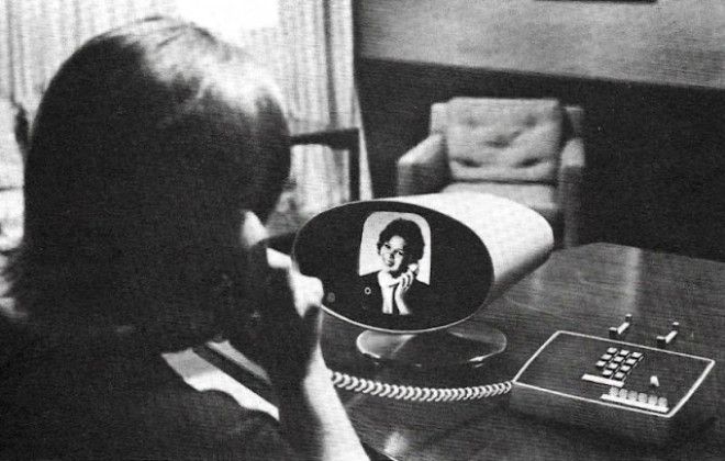Первый телефон-видеофон, по которому можно было увидеть друг друга 38