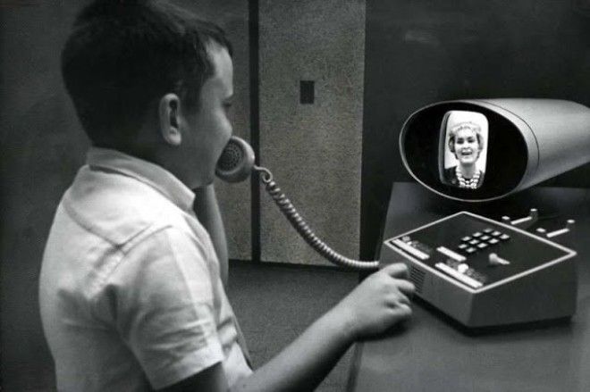 Первый телефон-видеофон, по которому можно было увидеть друг друга 39