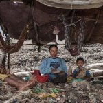 Мир грязи: Как 3000 семей с детьми живут на огромной свалке