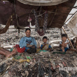 «Мир грязи»: Как 3000 семей с детьми живут на огромной свалке