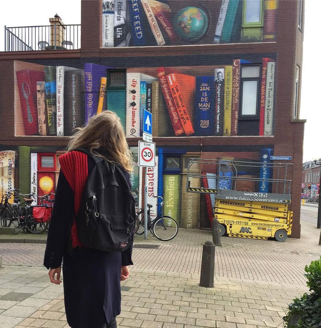 Двое художников из Нидерландов преобразили скучную кирпичную стену, но свой след оставили и жители 21