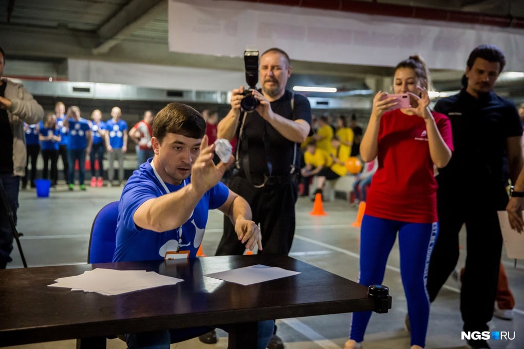 Боулинг с бутылками и гонки на стульях: в Новосибирске прошёл чемпионат по офисным видам спорта 25