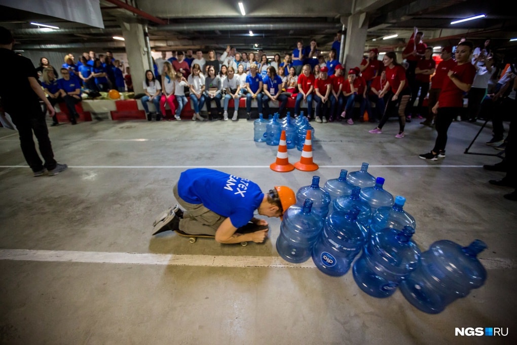 Боулинг с бутылками и гонки на стульях: в Новосибирске прошёл чемпионат по офисным видам спорта 26