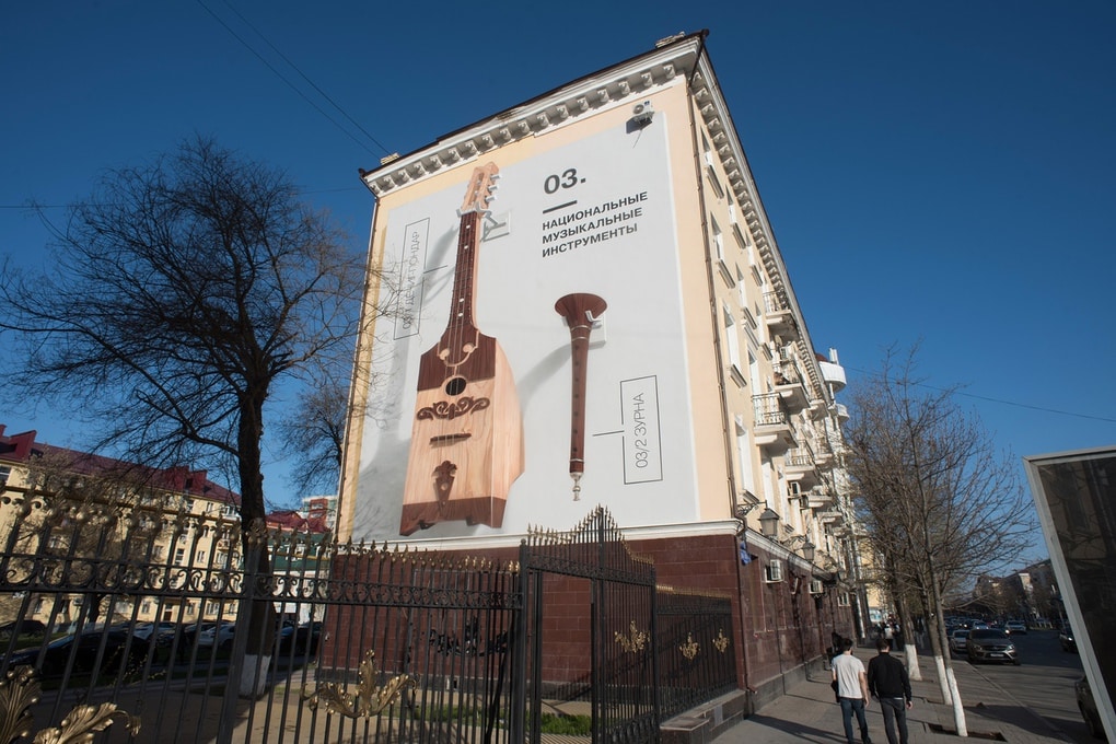 Если вы не ходите в музеи, то музеи идут к вам: на улицах Грозного появились граффити с экспонатами 37