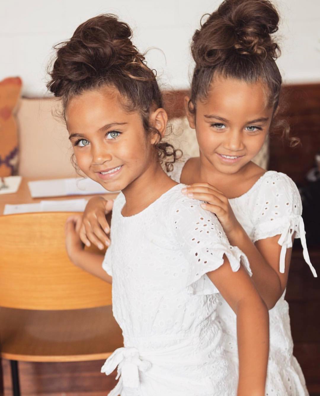 Интернациональная пара показала своих 8-летних близняшек и интернет сошел с ума 77