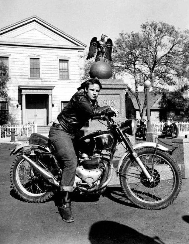 20 фото знаменитостей ХХ века на мотоциклах 39