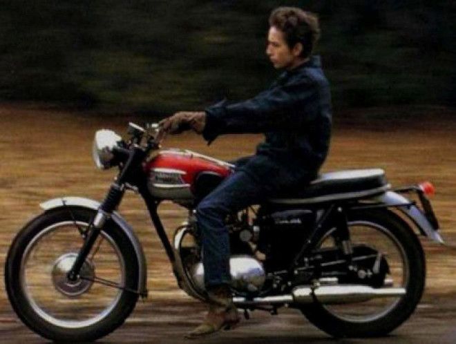 20 фото знаменитостей ХХ века на мотоциклах 41