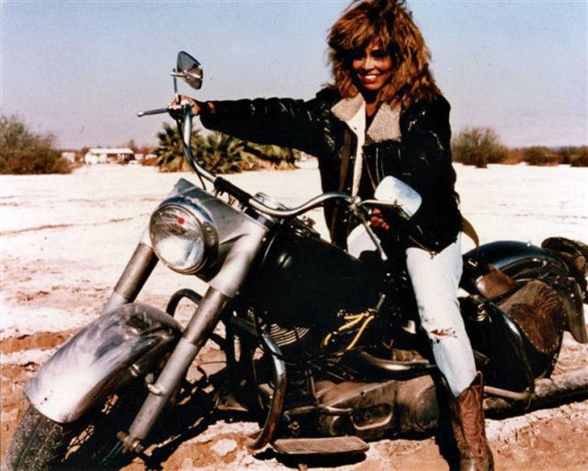20 фото знаменитостей ХХ века на мотоциклах 40