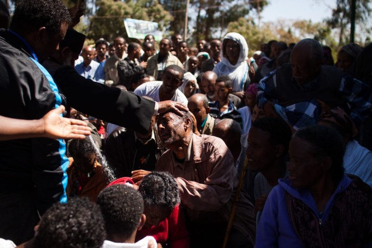 Пражский фотограф снял обряд экзорцизма в Эфиопии — и это невероятно 74