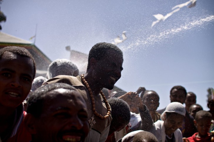 Пражский фотограф снял обряд экзорцизма в Эфиопии — и это невероятно 82