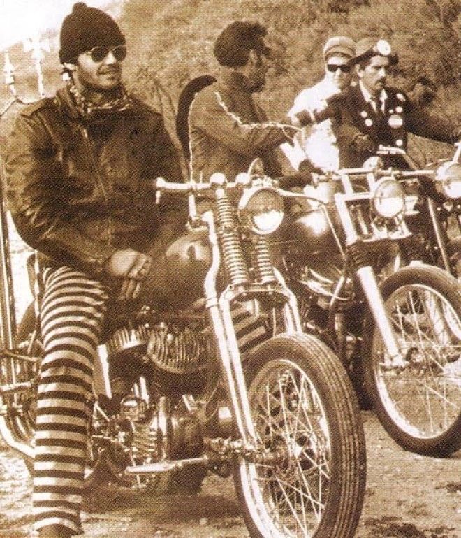 20 фото знаменитостей ХХ века на мотоциклах 47