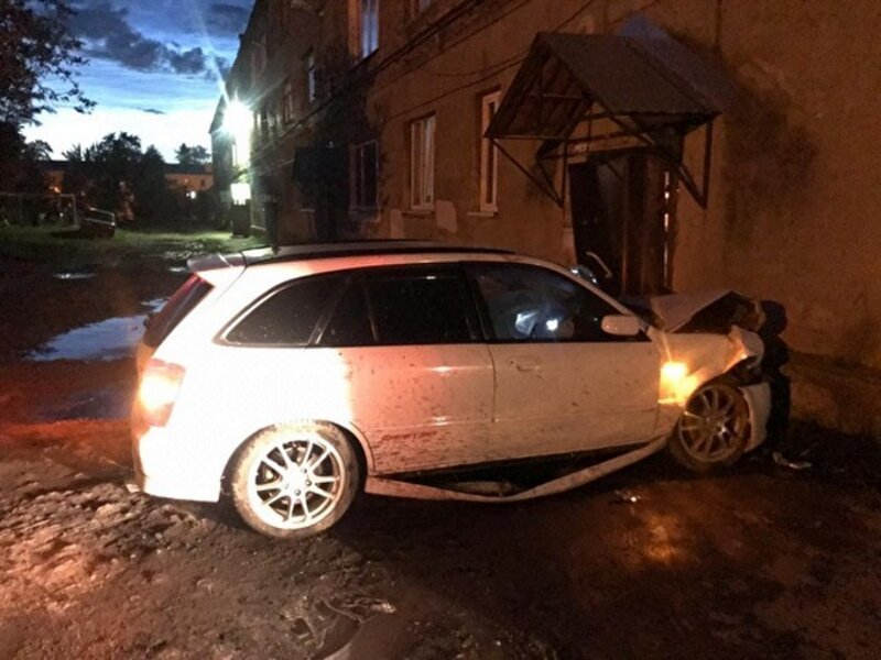 В Свердловской области пьяный водитель врезался в дом, отмечая водительские права 7
