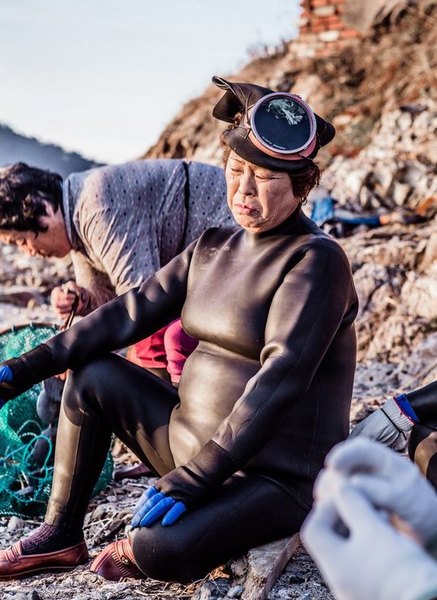 «Храбрые русалки»: невероятно тяжелая работа корейских ныряльщиц хэнё 39