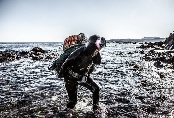 «Храбрые русалки»: невероятно тяжелая работа корейских ныряльщиц хэнё 40