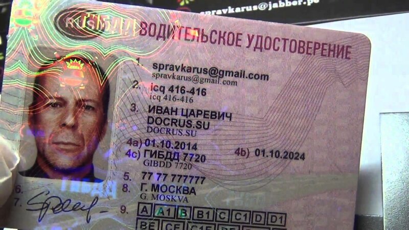 В Свердловской области пьяный водитель врезался в дом, отмечая водительские права 8