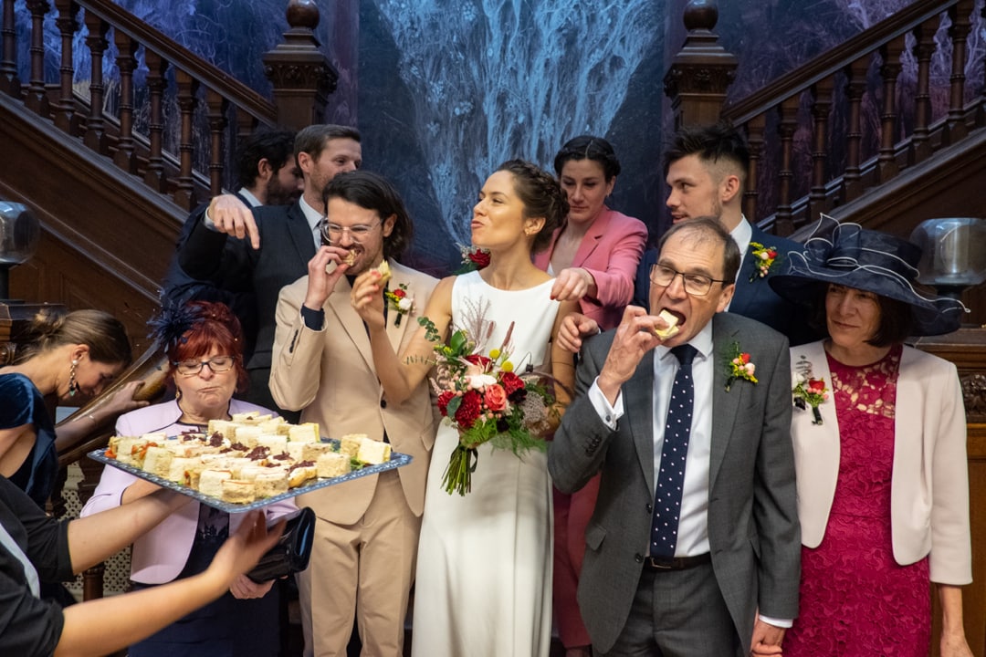 Британский фотограф делает честные свадебные снимки, показывая, что скрывается за красивыми кадрами 82