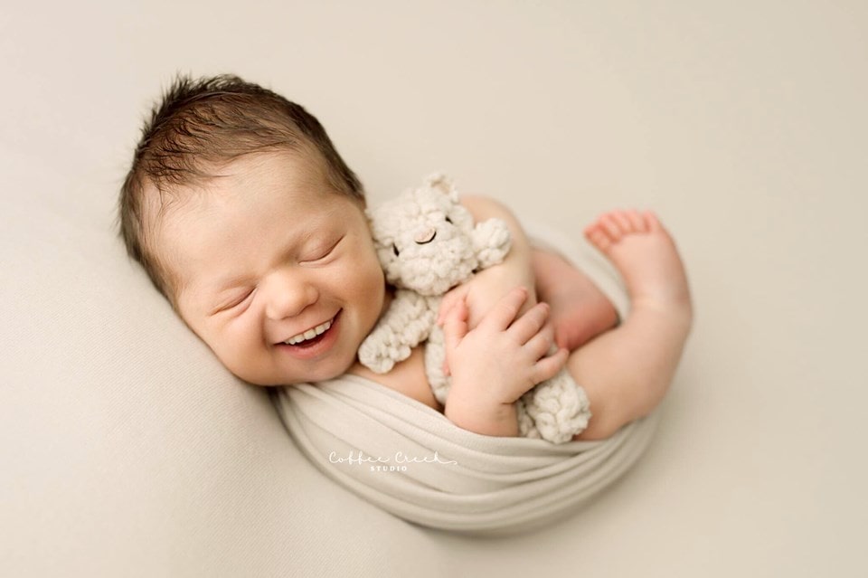 Фотограф из США приклеивает голливудские улыбки к снимкам младенцев. Зрелище, вызывающее мурашки 50