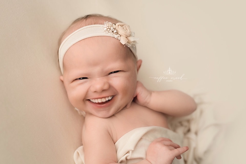 Фотограф из США приклеивает голливудские улыбки к снимкам младенцев. Зрелище, вызывающее мурашки 54