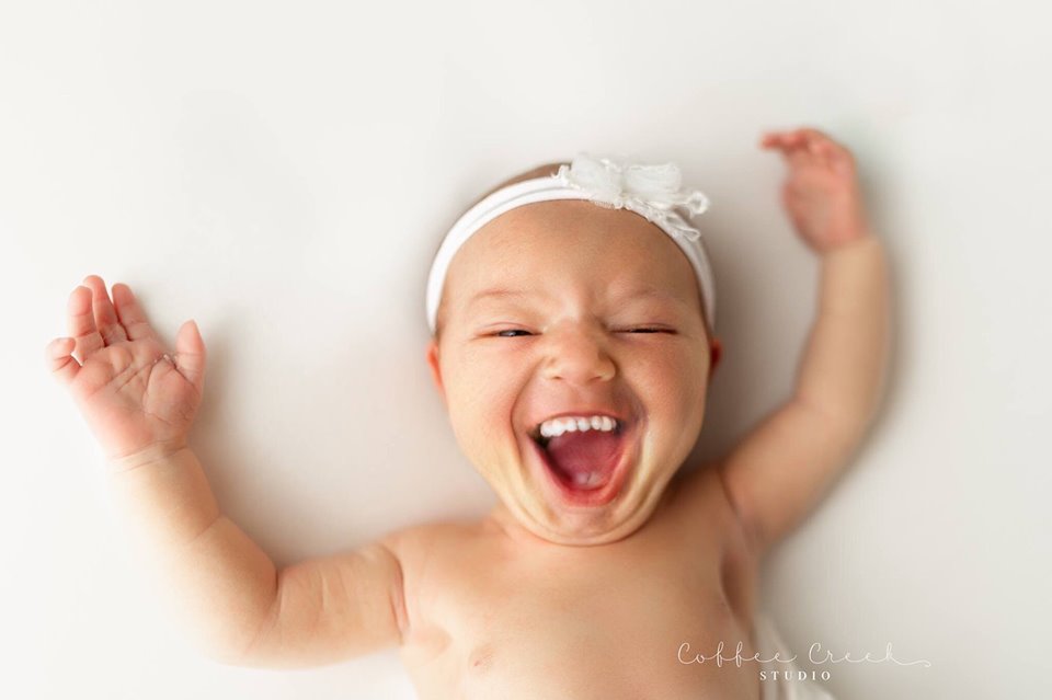 Фотограф из США приклеивает голливудские улыбки к снимкам младенцев. Зрелище, вызывающее мурашки 57