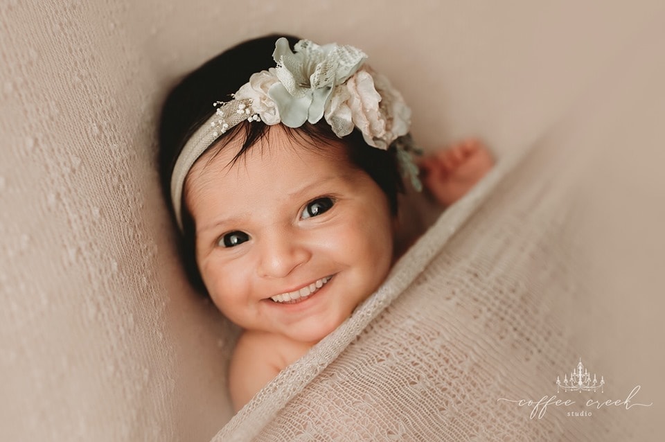 Фотограф из США приклеивает голливудские улыбки к снимкам младенцев. Зрелище, вызывающее мурашки 59