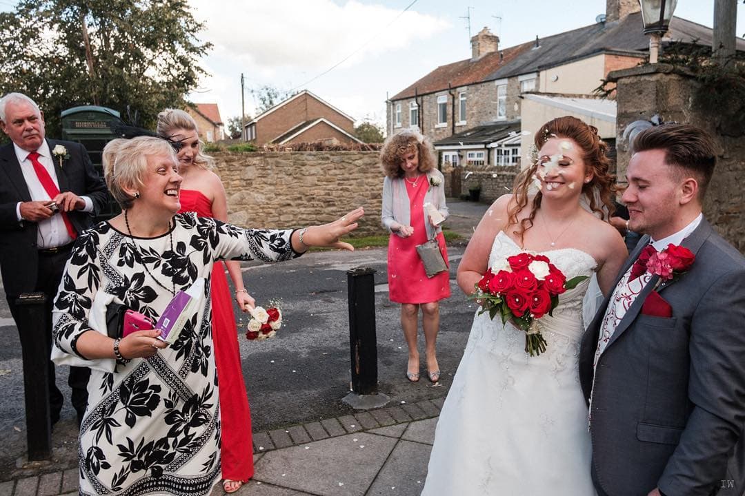 Британский фотограф делает честные свадебные снимки, показывая, что скрывается за красивыми кадрами 83