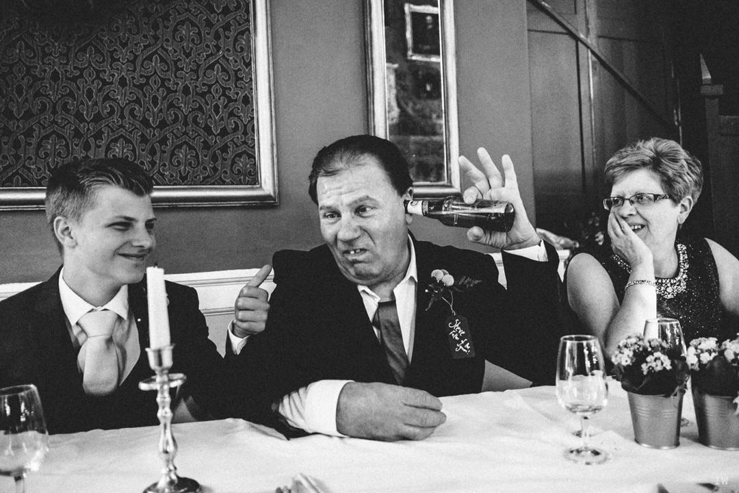 Британский фотограф делает честные свадебные снимки, показывая, что скрывается за красивыми кадрами 106