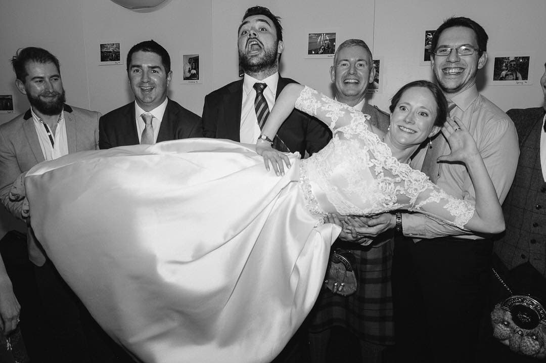 Британский фотограф делает честные свадебные снимки, показывая, что скрывается за красивыми кадрами 85