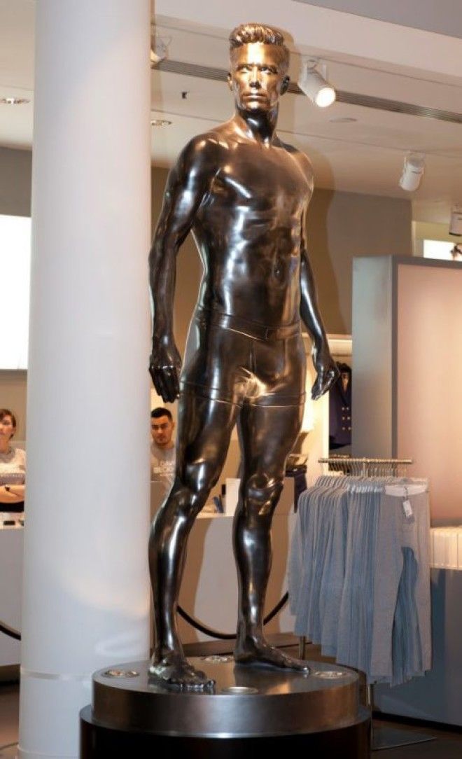 10 худших статуй знаменитостей со всего мира 38