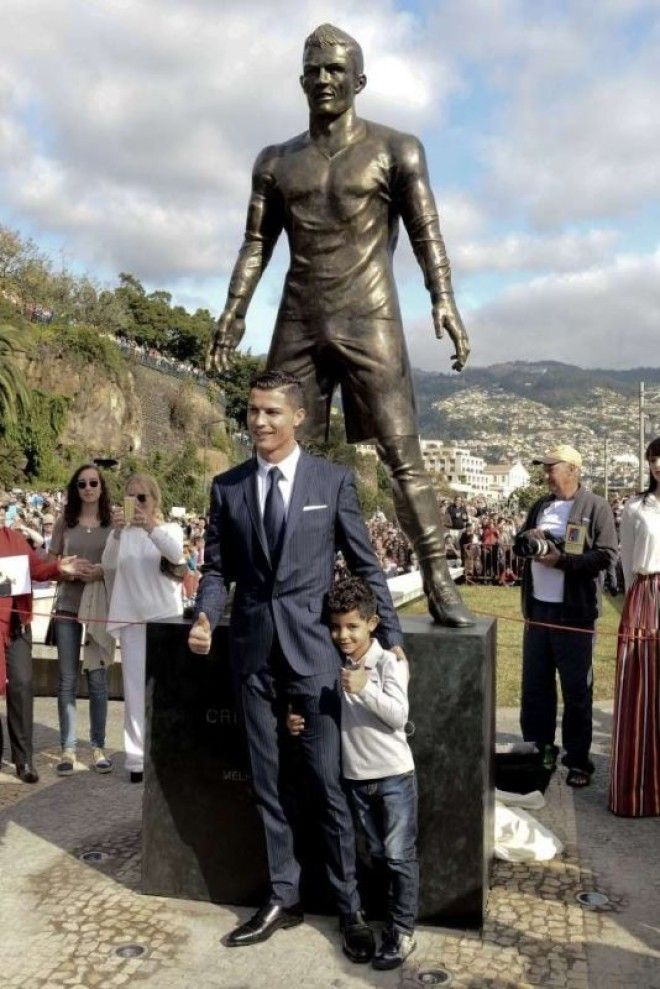 10 худших статуй знаменитостей со всего мира 39