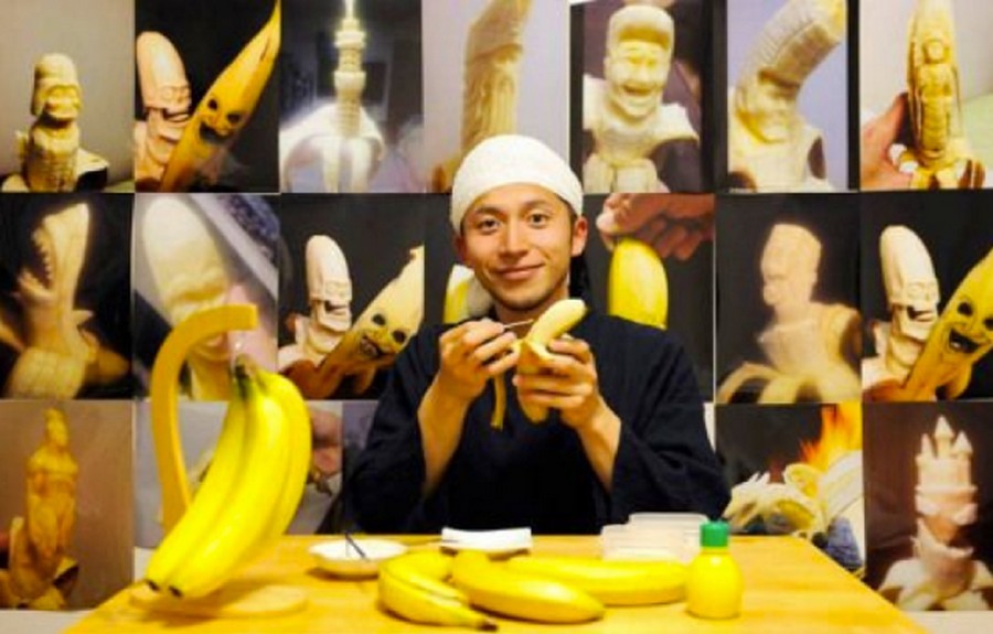 Японец делает художественную резьбу на бананах 123