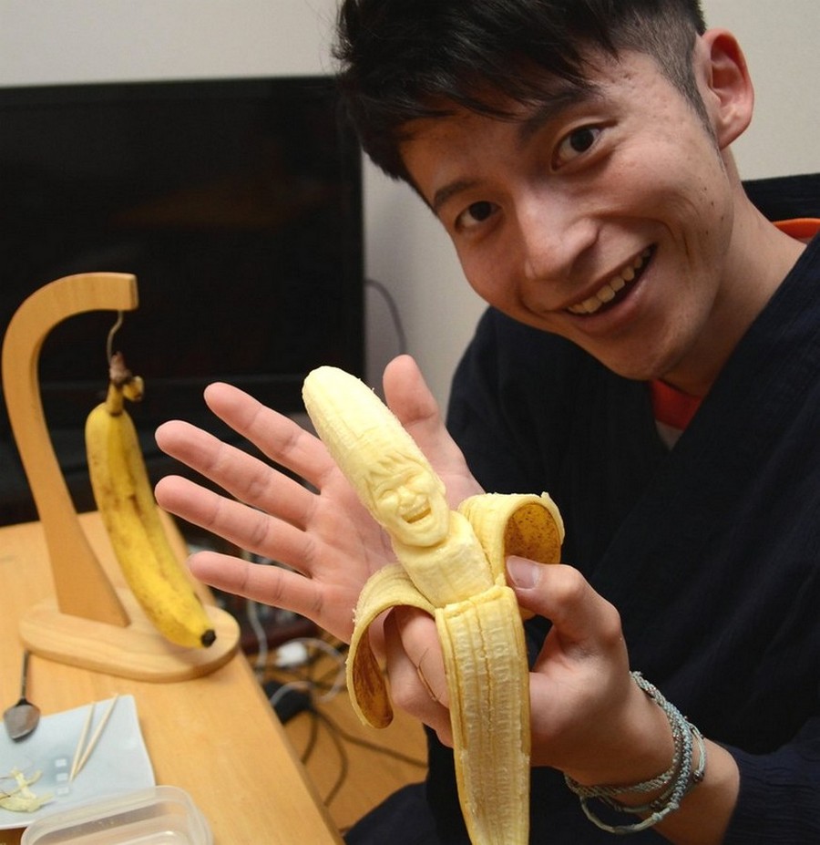 Японец делает художественную резьбу на бананах 121