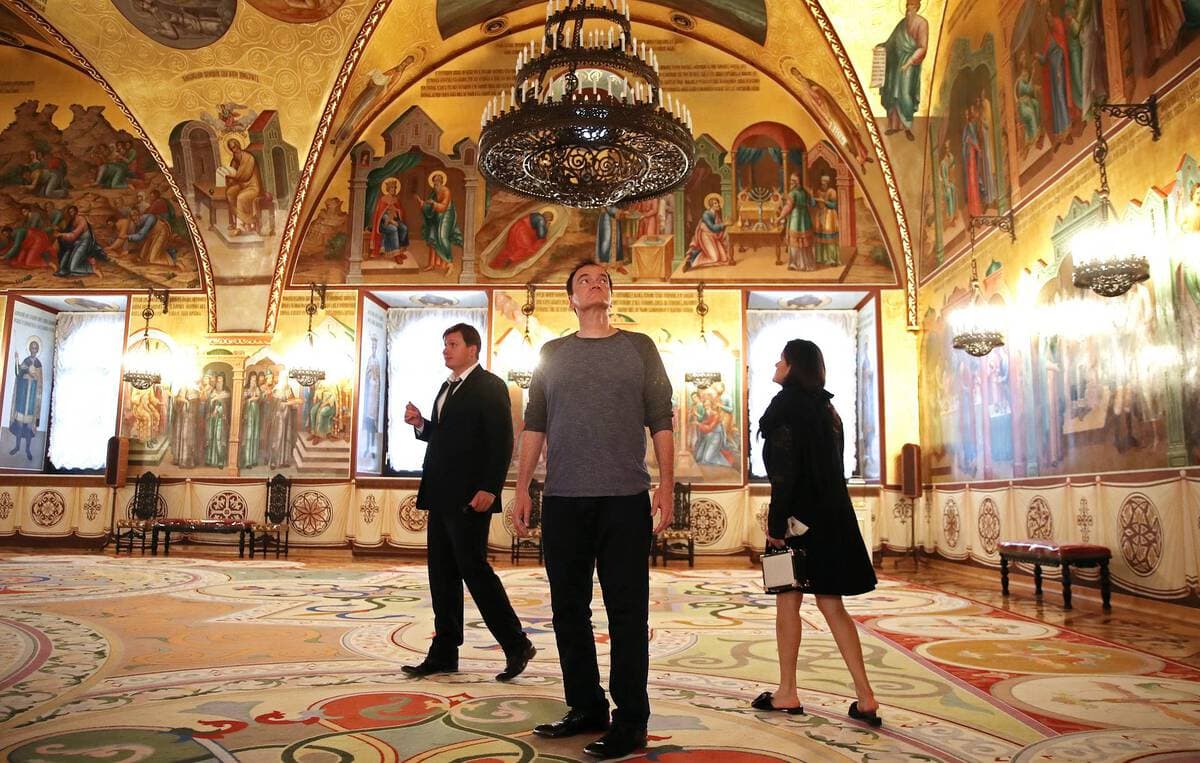 Квентин Тарантино прибыл в Москву на премьеру своего фильма. Но фотки самого режиссёра — уже кино 46