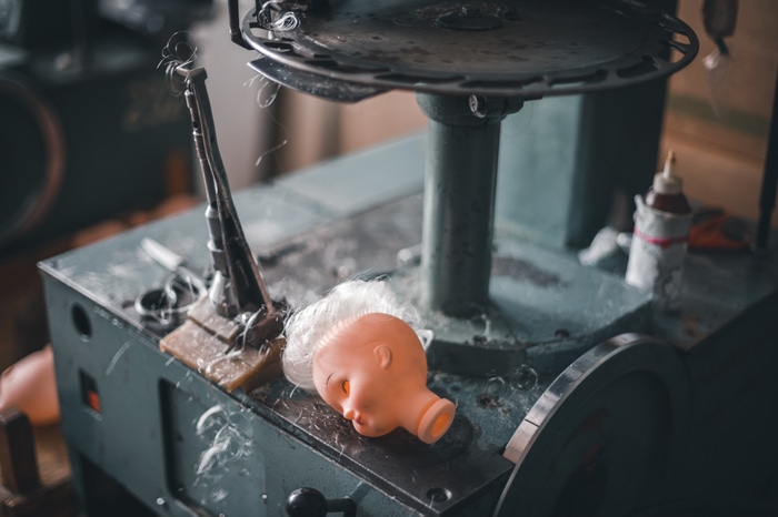 Фотограф показал, как выглядит производство кукол на фабрике игрушек — это и пугающе, и круто 56