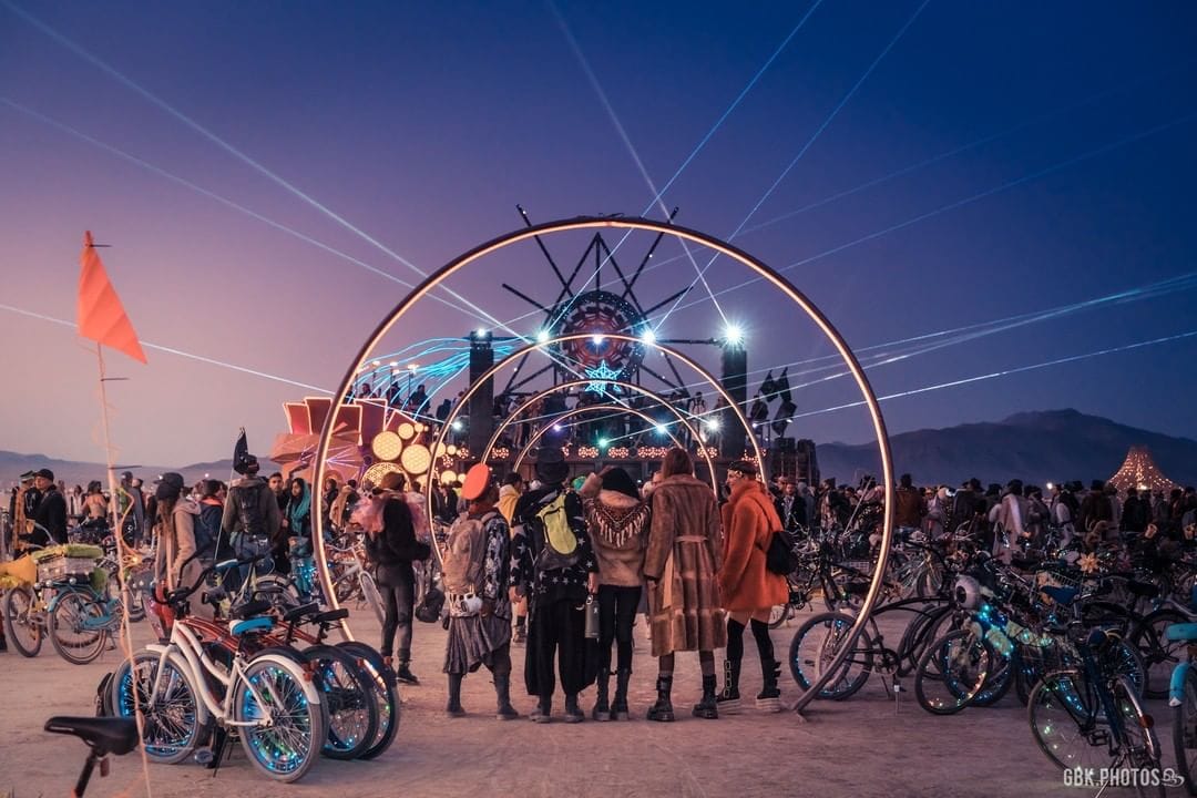 20 фотографий с фестиваля Burning Man 2019 — самого пыльного и огненного события года 78