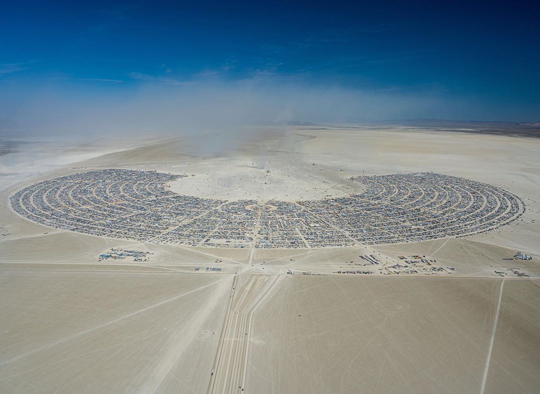 20 фотографий с фестиваля Burning Man 2019 — самого пыльного и огненного события года 80