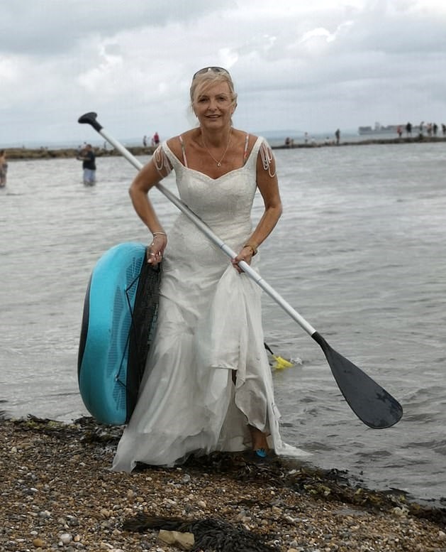 Британка не хотела убирать в шкаф свадебное платье, и решение нашлось. Теперь она носит его везде 52