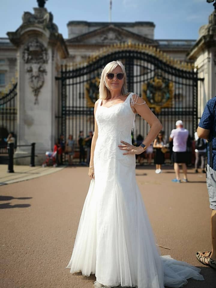 Британка не хотела убирать в шкаф свадебное платье, и решение нашлось. Теперь она носит его везде 60