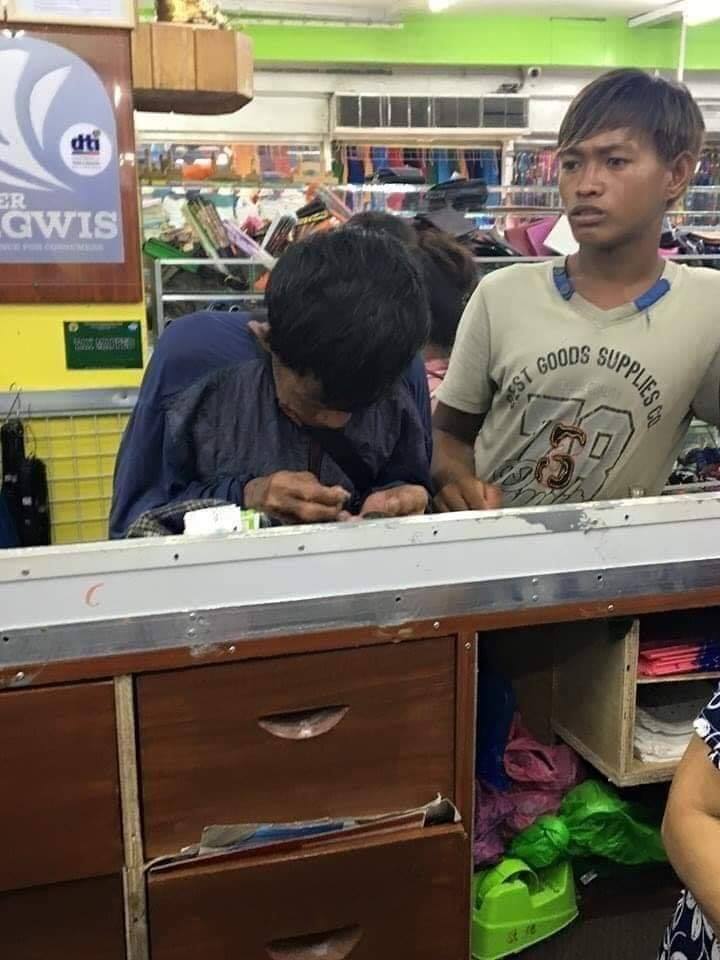 Фотографии оцта, покупающего сыну обувь на последние деньги, растрогали интернет 11
