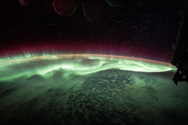 Незабываемое зрелище. Как выглядит северное сияние из космоса 16