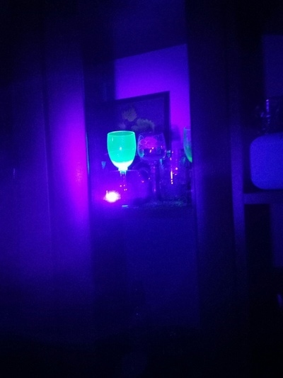 Как выглядит обычная кухня в ультрафиолетовом свете? Эксперимент, вдохновляющий сделать уборочку 36