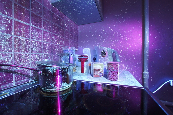 Как выглядит обычная кухня в ультрафиолетовом свете? Эксперимент, вдохновляющий сделать уборочку 33