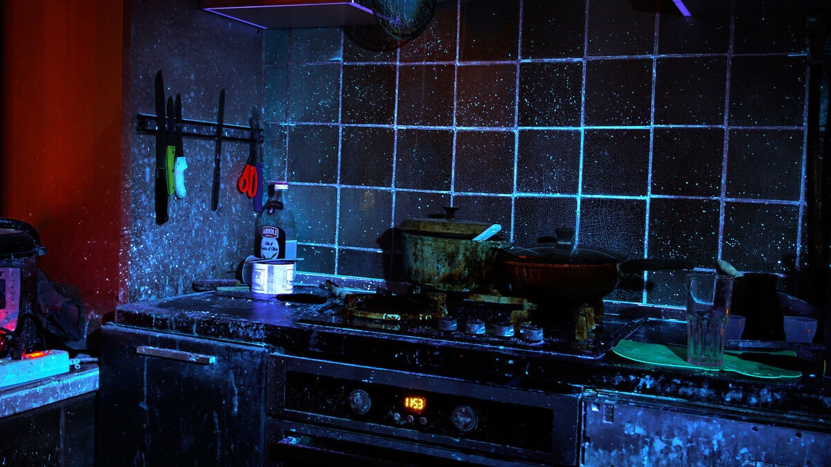 Как выглядит обычная кухня в ультрафиолетовом свете? Эксперимент, вдохновляющий сделать уборочку 40