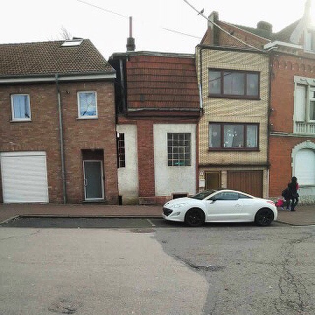 Бельгиец создал Инстаграм, в котором показывает, что самые нелепые дома построены в его стране 111